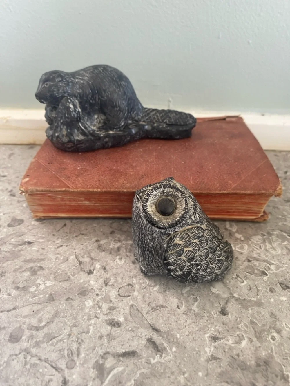 Wolf originals Stone-Look Owl & Beaver Decorative Figurines in Dark Gray - Picture 13 of 13